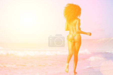 Téléchargez les photos : Femme sur la plage en vacances d'été - en image libre de droit