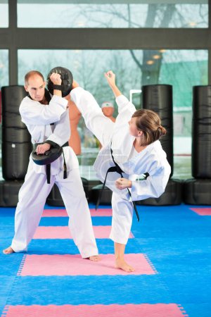 Foto de Dos luchadores de karate están luchando en el entrenamiento - Imagen libre de derechos