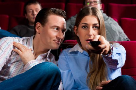 Téléchargez les photos : Jeunes regardant un film dans un théâtre - en image libre de droit