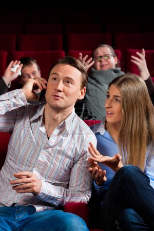Téléchargez les photos : Jeunes gens heureux regardant un film dans un théâtre - en image libre de droit