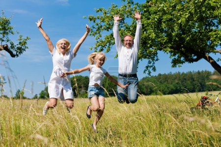 Foto de Familia feliz al aire libre saltando - Imagen libre de derechos