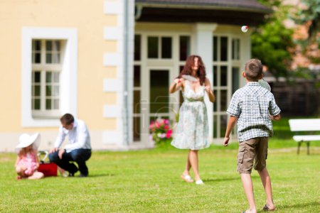Téléchargez les photos : Famille avec enfants jouant dans le parc - en image libre de droit