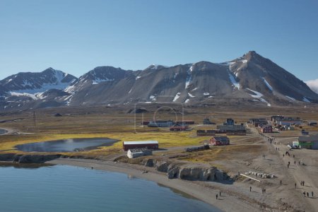 Foto de Montañas, glaciares y paisaje costero cerca de un pueblo llamado "" Ny-lesund "" ubicado a 79 grados al norte en Spitsbergen - Imagen libre de derechos