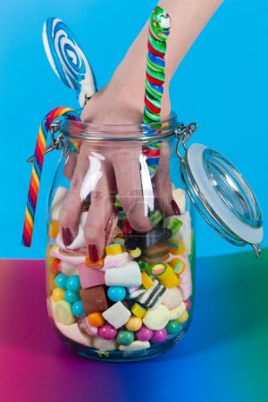 Téléchargez les photos : Fille avec des bonbons sucrés et des bonbons - en image libre de droit