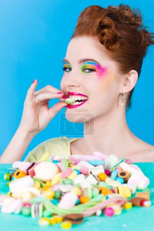 Téléchargez les photos : Girl with sweet goodies and candy - en image libre de droit
