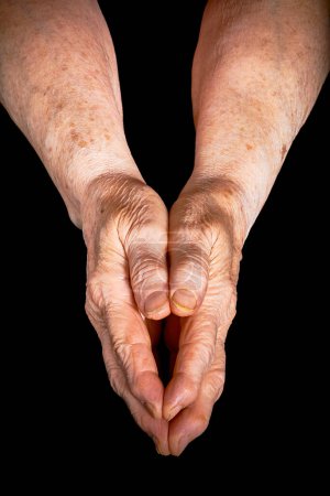Foto de Las manos de las personas mayores se cierran - Imagen libre de derechos