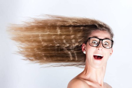 Téléchargez les photos : Cheveux longs de femme soufflant dans le vent de face - en image libre de droit