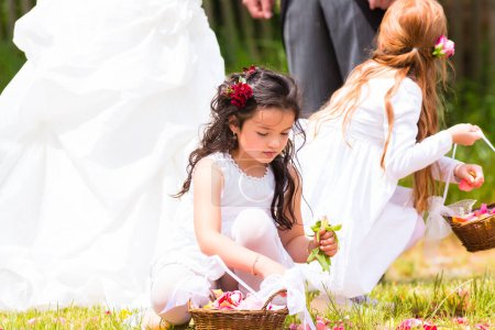 Foto de "Damas de honor de boda con canasta de pétalos de flores
" - Imagen libre de derechos