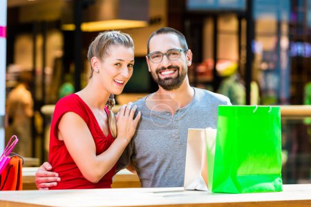 Téléchargez les photos : "Couple ayant pause de shopping dans le centre commercial
" - en image libre de droit