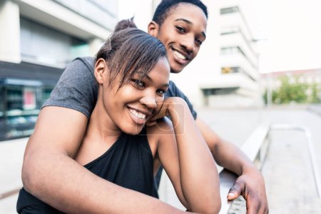 Foto de "Joven pareja afroamericana enamorada de pie al lado del otro en la ciudad" - Imagen libre de derechos