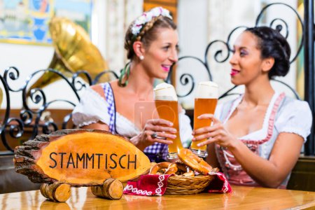 Téléchargez les photos : Amis à l'auberge bavaroise griller avec des verres de bière - en image libre de droit