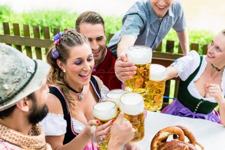 Téléchargez les photos : Verres fourrés à la bière dans un pub bavarois - en image libre de droit