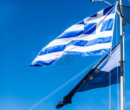 Téléchargez les photos : "Drapeaux de la Grèce et de l'Union européenne sur fond bleu ciel, politique de l'Europe" - en image libre de droit