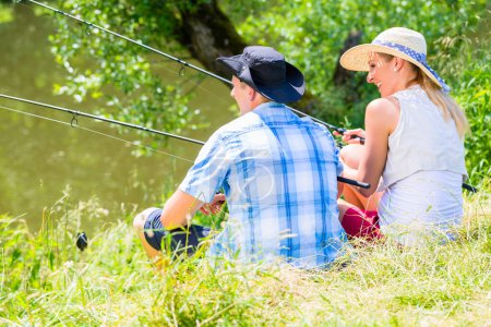 Téléchargez les photos : "Couple, femme et homme, avec cannes à pêche pêche sportive à la ligne
" - en image libre de droit