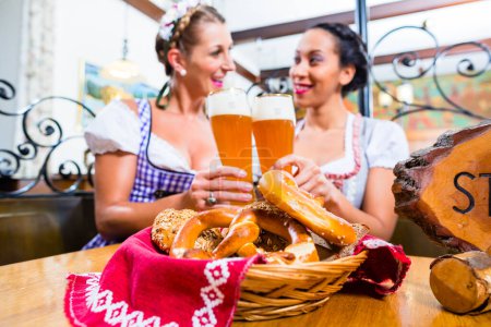 Foto de Mujeres en pub bávaro tostadas con cerveza de trigo - Imagen libre de derechos