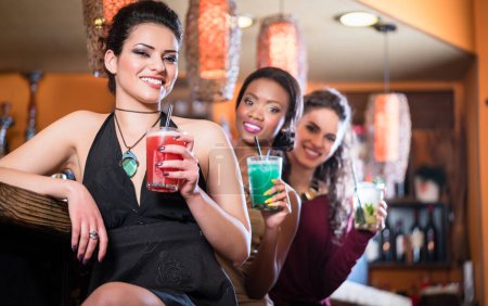 Téléchargez les photos : Girls enjoying nightlife in a club, drinking cocktails - en image libre de droit