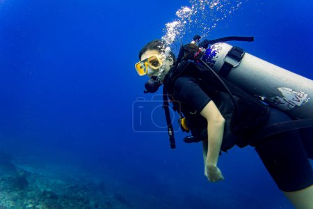 Téléchargez les photos : "Femme plongeuse touristique en descente vers le récif plongée sous-marine sous l'eau" - en image libre de droit