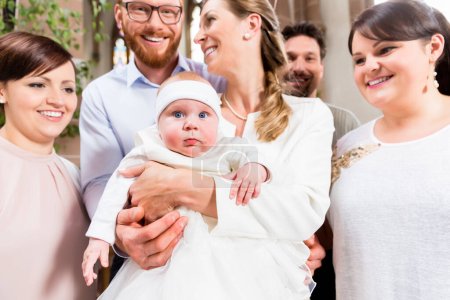 Téléchargez les photos : Famille avec bébé au baptême - en image libre de droit