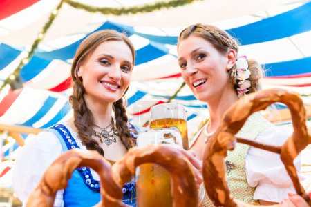Téléchargez les photos : Amis à la Foire bavaroise avec bretzels géants - en image libre de droit