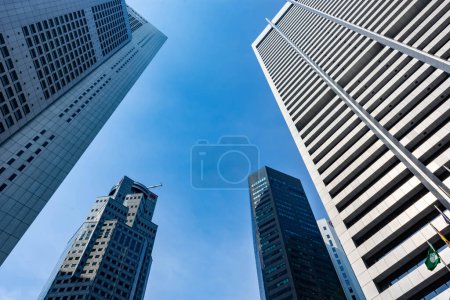 Foto de SINGAPUR - 30 MAR: Vista de rascacielos en Marina Bay el 30 de marzo de 2020 en Singapur. Singapur es el cuarto centro financiero líder en el mundo. Edificio UOB y un lugar de rifas - Imagen libre de derechos