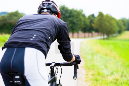 Foto de "Hombre en bicicleta de carreras haciendo ciclismo deportivo" - Imagen libre de derechos