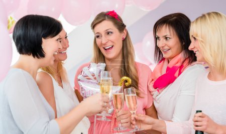 Téléchargez les photos : Meilleures Amis Femmes célébrant baby shower avec champagne - en image libre de droit