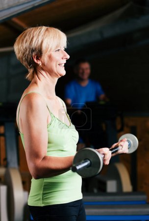 Téléchargez les photos : "Femme âgée avec haltère dans la salle de gym" - en image libre de droit