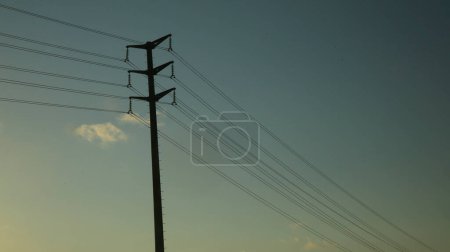 Téléchargez les photos : Ligne de transport d'électricité vue panoramique - en image libre de droit