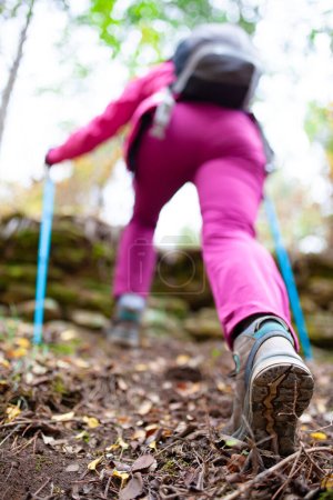 Foto de "Chica senderista en una montaña. Vista de ángulo bajo de zapatillas deportivas genéricas y piernas en un bosque. Estilo de vida saludable fitness al aire libre." - Imagen libre de derechos