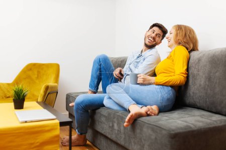 Téléchargez les photos : "Couple amoureux regarder la télévision
" - en image libre de droit