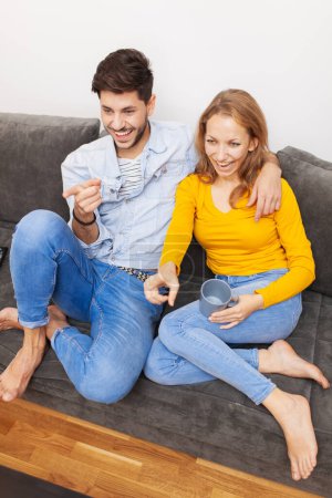 Téléchargez les photos : "Couple amoureux regarder la télévision
" - en image libre de droit