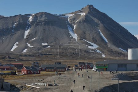 Foto de "La pequeña ciudad de Ny Alesund en Svalbard, un archipiélago noruego entre Noruega y el Polo Norte. Este es el asentamiento civil más septentrional del mundo" - Imagen libre de derechos