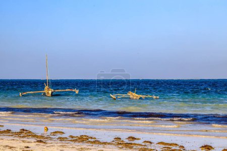 Téléchargez les photos : "A traditional Boat at Diani Beach - Galu Beach - Kenya, Africa" - en image libre de droit