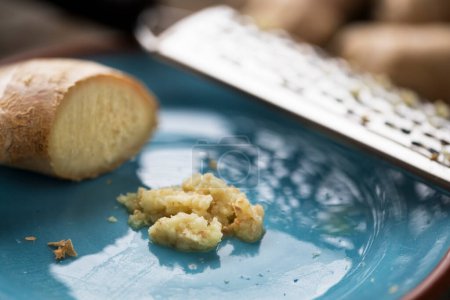 Téléchargez les photos : Cuisiner avec du gingembre, gros plan - en image libre de droit