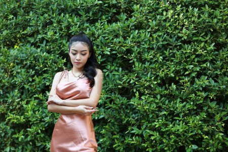 Téléchargez les photos : "elegant sensual young woman in brown dress on recamier outdoor shot" - en image libre de droit