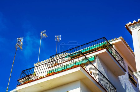 Foto de "Elegante balcón con barandilla metálica, elemento arquitectónico sólido, un lugar de descanso y relajación" - Imagen libre de derechos
