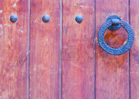 Foto de Puerta con aldaba de latón en forma de decoración, hermosa entrada a la casa - Imagen libre de derechos