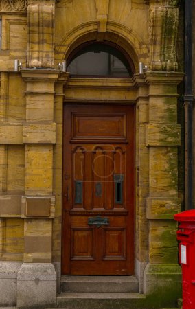 Foto de Elegante entrada a un edificio residencial, una interesante fachada, un típico edificio inglés antiguo - Imagen libre de derechos