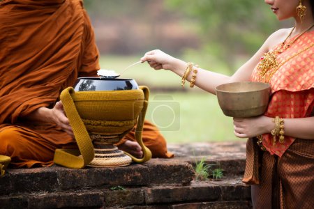 Foto de "Monjes budistas en el templo de Wat Mahathat, Sukhothai" - Imagen libre de derechos