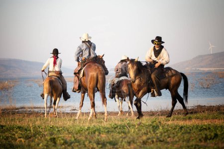 Téléchargez les photos : Cow-boy équitation cheval contre coucher de soleil - en image libre de droit