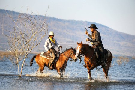 Foto de Cowboy riding horse against sunset - Imagen libre de derechos