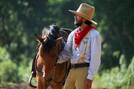 Foto de Vaquero a caballo contra el atardecer - Imagen libre de derechos