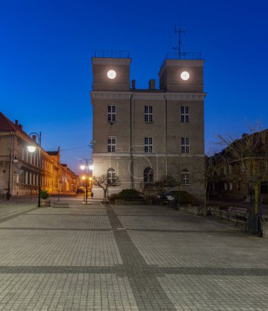 Foto de Ayuntamiento de Toszek por la noche - Imagen libre de derechos