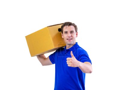 Téléchargez les photos : "Livraison homme portant boîte de carton d'emballage isolé sur fond blanc." - en image libre de droit