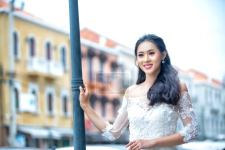 Téléchargez les photos : Portrait de jeune femme asiatique en robe de mariée - en image libre de droit