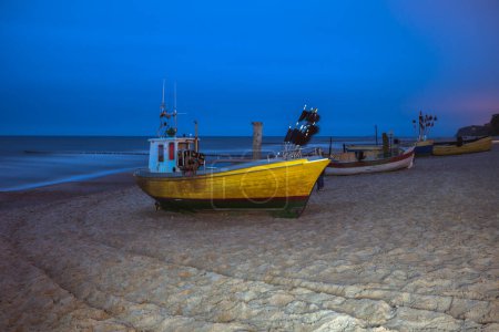 Téléchargez les photos : Bateaux de pêche sur la plage de Rewal - en image libre de droit