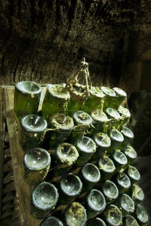 Téléchargez les photos : Champagne Bouteilles de cave en cave - en image libre de droit