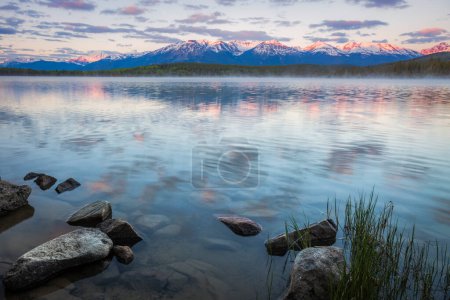 Téléchargez les photos : Lac Pyramide dans le parc national Jasper - en image libre de droit