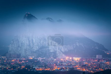 Téléchargez les photos : Panorama de Gibraltar à partir de La Linea de la Concepcion - en image libre de droit