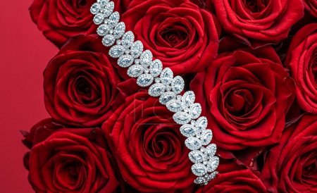 Téléchargez les photos : "Bracelet en diamant de luxe et bouquet de roses rouges, bijoux cadeau d'amour le jour de la Saint-Valentin et cadeaux de vacances romantiques" - en image libre de droit